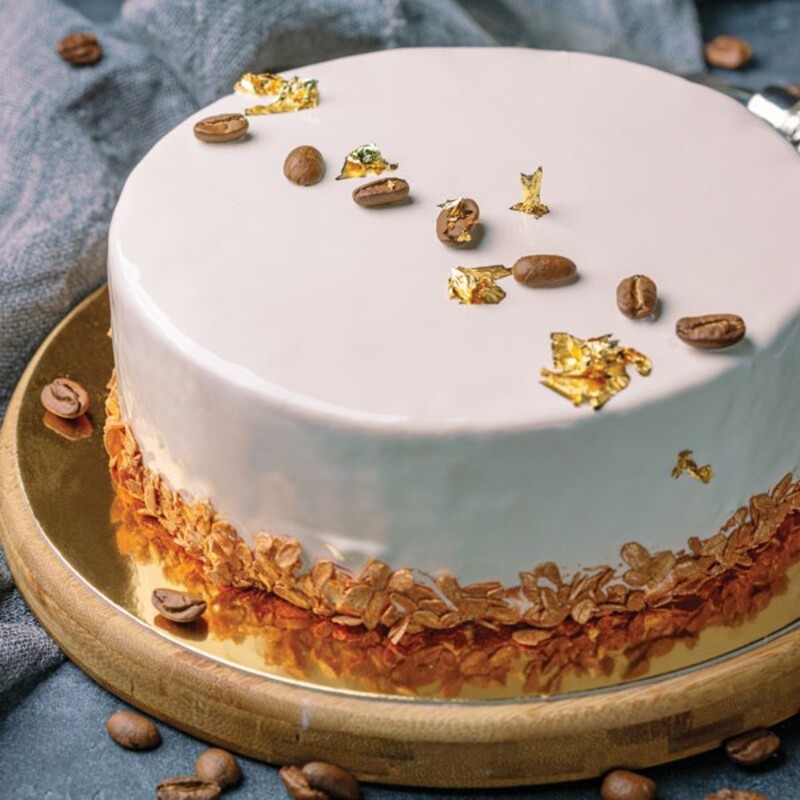 Gâteau miroir : une pâtisserie au glaçage brillant. 
