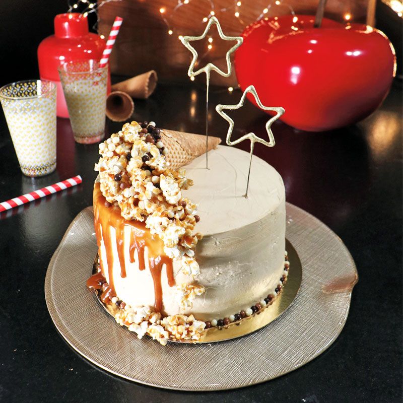Un Gâteau D'anniversaire Avec Des Bougies Et Des étincelles Sur La Table